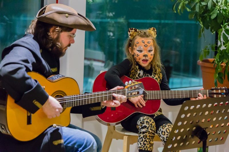 Gitarrenlehrer Gery Feind beim Faschingskonzert in Unterschleißheim mit seinen kleinen Schülern. (Foto: B. Schmidt)